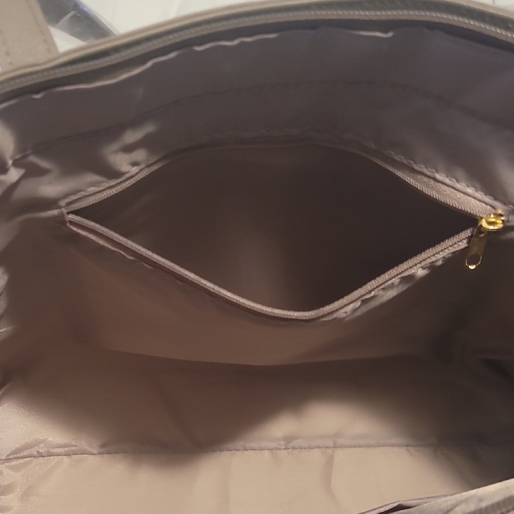 Loulu Two-Tone Tote Bag in Cream and Taupe - Picture 7 of 8